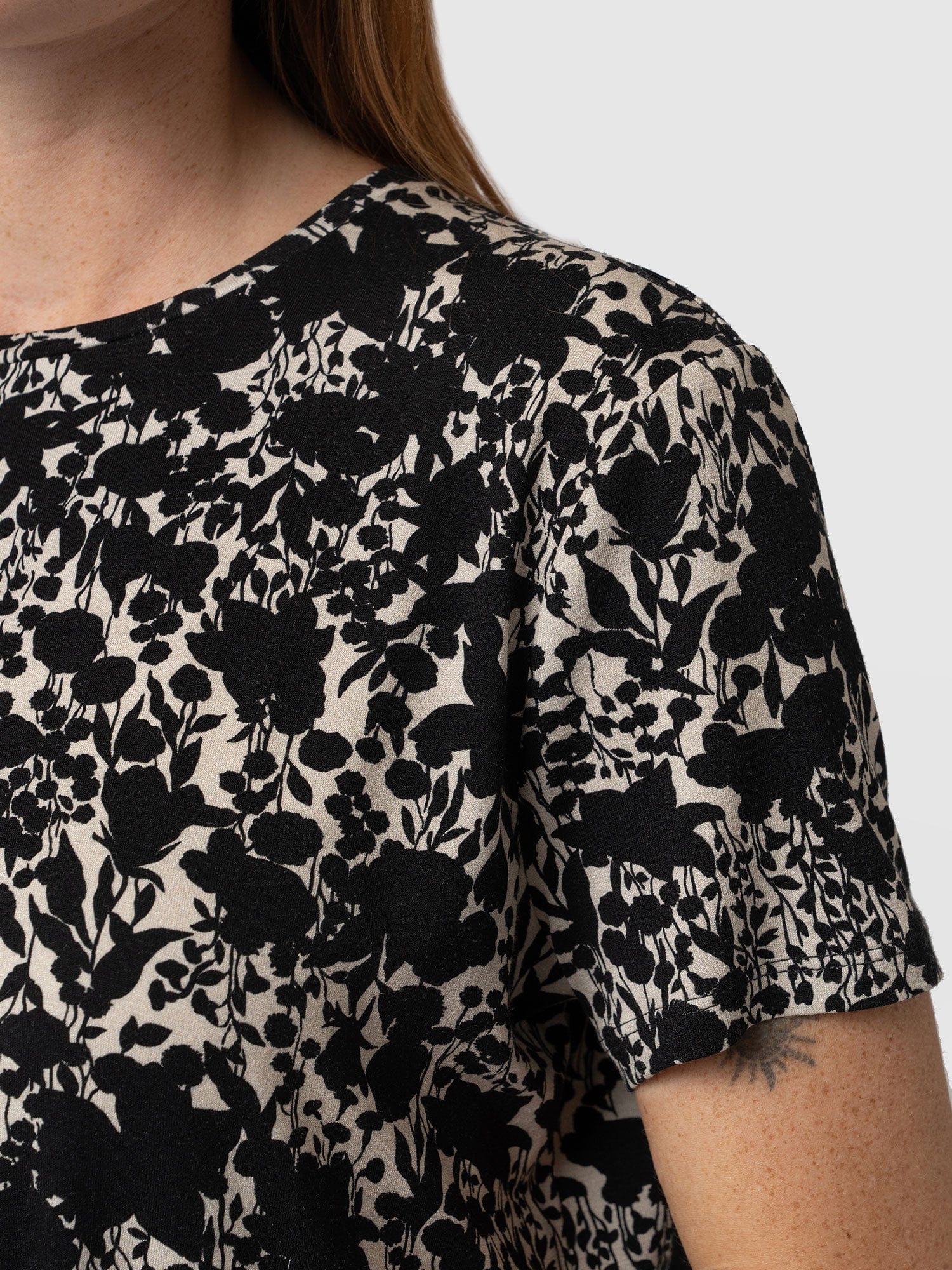 Boyfriend Tee Black Cream Floral - Women's T-Shirts | Saint + Sofia® USA